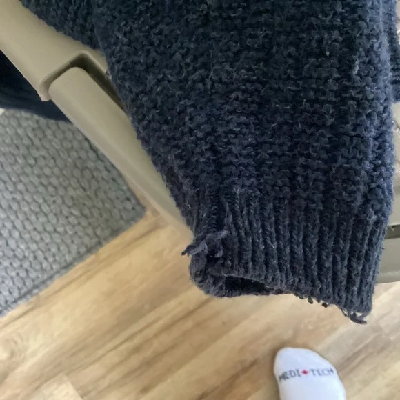 Bill Blass Men’s Navy Three Button Sweater.  Size M. - Picture 7 of 7